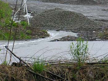 Flooding 051406 Landfill Runoff from detention basin breach flowing to vernal pool 141